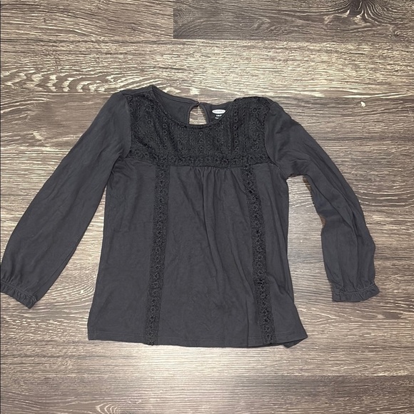 Girls long sleeve shirt black with design and key hole in the back size small - Picture 1 of 4